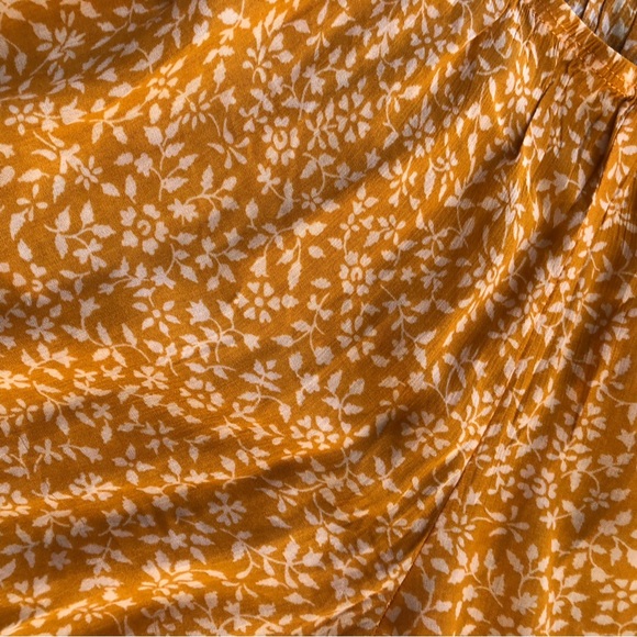 Democracy Women’s off-shoulder Pheasant Top - Picture 3 of 6